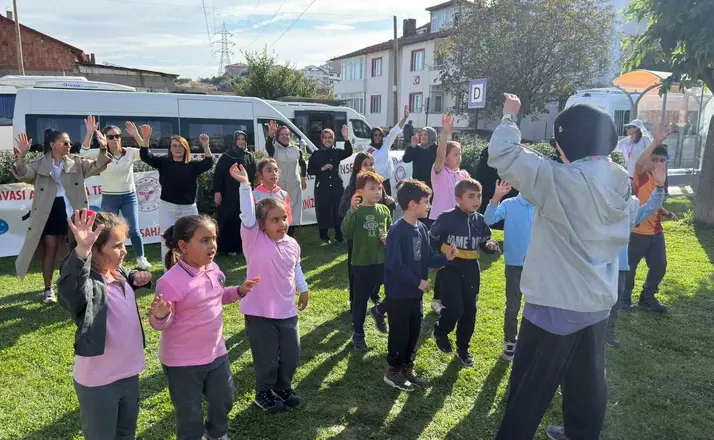 Mahalle sakinleri müzik eşliğinde hareket etti
