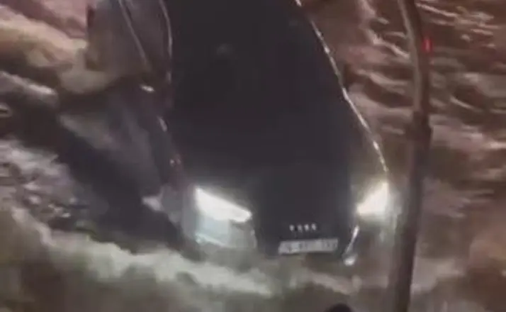 Maltepe’de yollar göle döndü, araçlar güçlükle ilerledi
