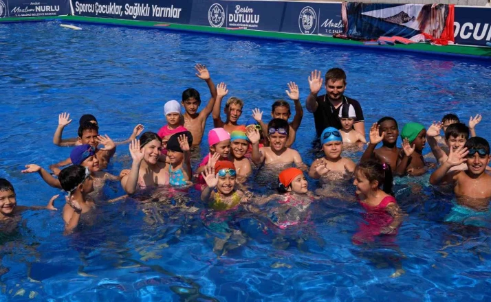 Manisa’da çocuklar hem serinliyor hem yüzmeyi öğreniyor 