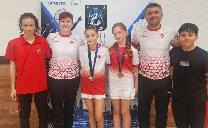 Manisalı badmintonculardan Hırvatistan’da çifte bronz
