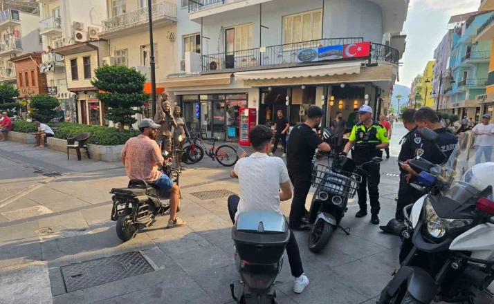 Marmaris Çarşısı’nda motosikletlere ortak denedim 