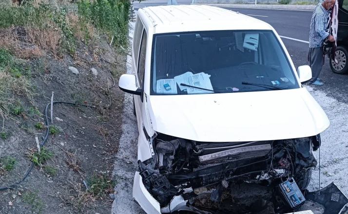 Menfeze çarpan araç sürücüsü yaralandı 