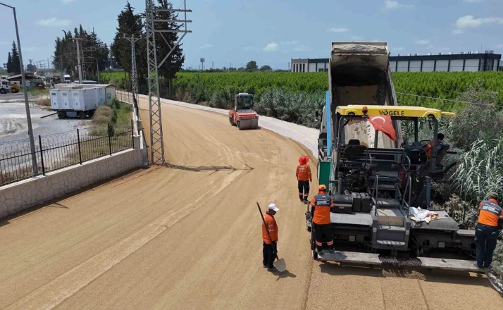 Mersin’de 4 mahallenin ortak kullandığı yol yenilendi 