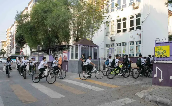 Mersin’de öğrenciler okula pedal çevirerek gitti
