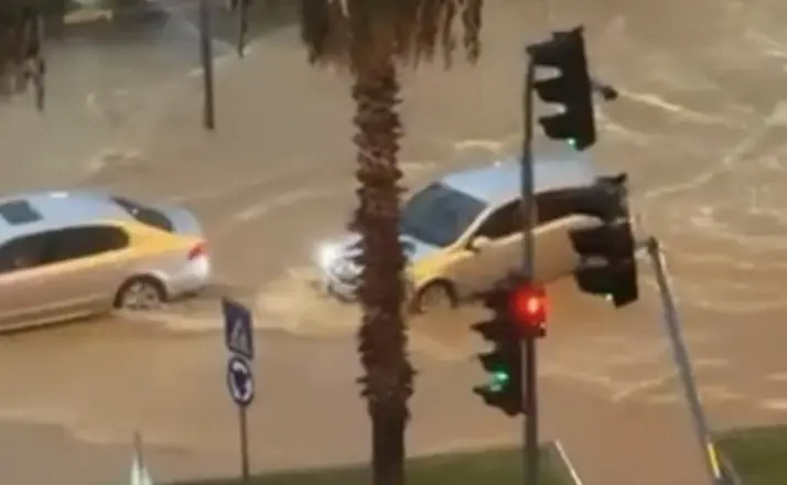 Mersin’de sağanak yağış hayatı olumsuz etkiledi
