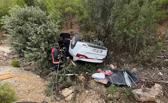 Mersin’de seyir halindeki otomobil devrildi: 1 ağır yaralı
