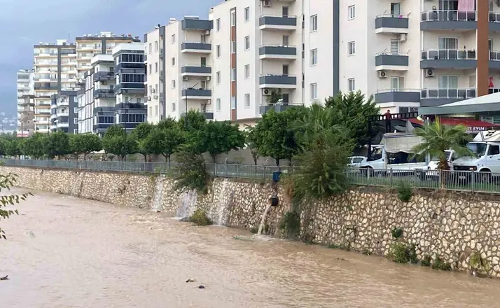 Mersin’de şiddetli yağış etkisini sürdürüyor
