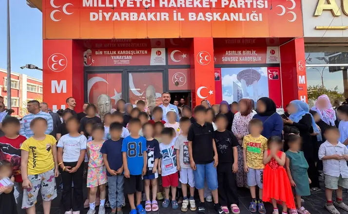MHP’den Diyarbakır’daki yüzlerce öğrenciye kırtasiye ve ayakkabı desteği
