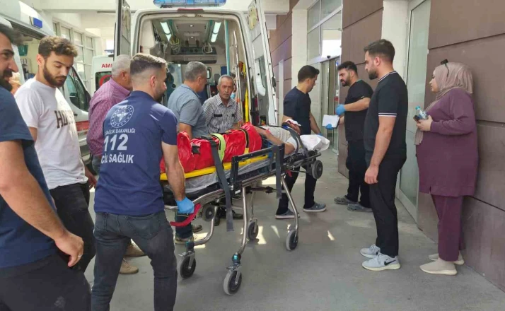 Motosiklet ile otomobil çarpıştı: 1 ağır yaralı 