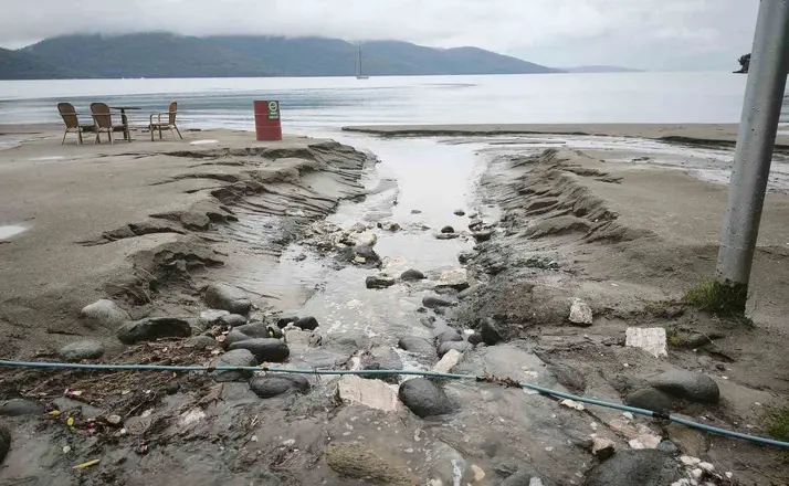 Muğla’da sakin kentin sahili kullanılmaz hale geldi
