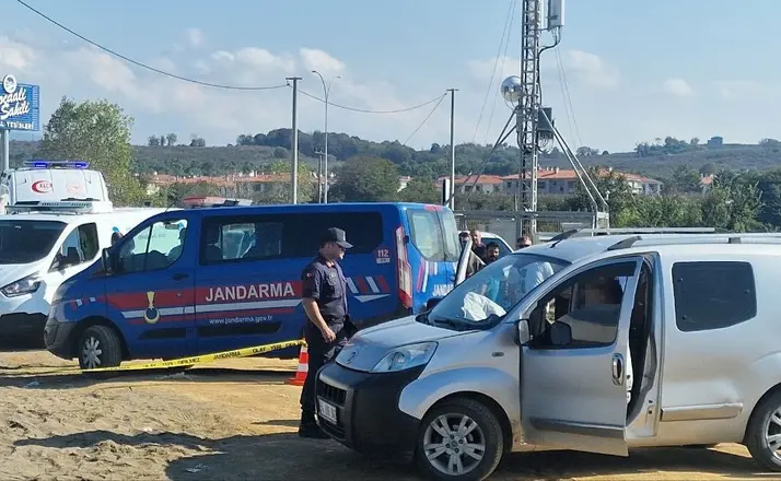 Muhtar aracında başından vurulmuş halde ölü bulundu
