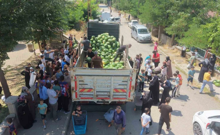 Muş karpuzu 8 mahallede vatandaşlara ücretsiz dağıtıldı 