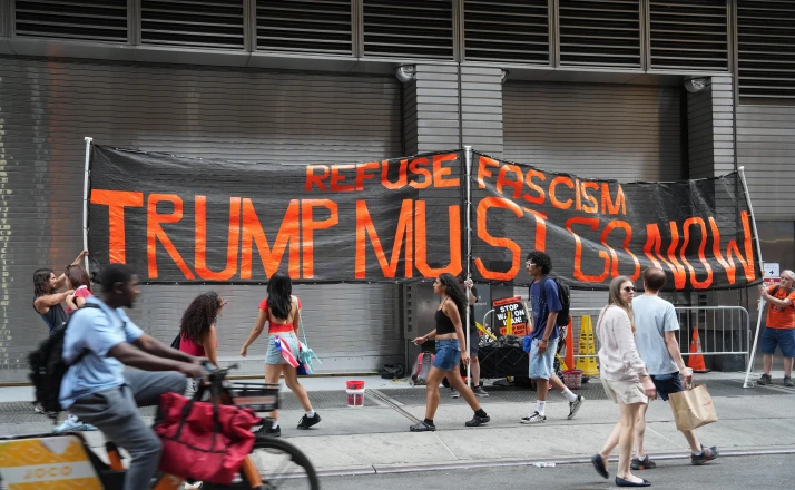 New York'ta Trump'ın doğum gününde protesto konseri