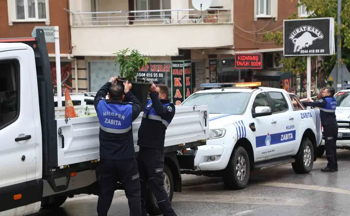 Nilüfer’de kaldırım ve yolları işgal eden tabelalar toplandı
