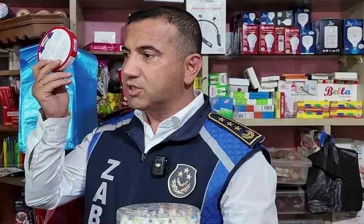 Okul çevresindeki iş yerinde son kullanma tarihi geçmiş ürün satan marketçi kendini "yeni bitmiş" diyerek savundu
