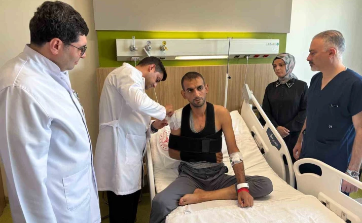 Omuzdaki kıkırdak hasarı dizden alınan sağlıklı kıkırdak ve kemik dokusuyla onarıldı 