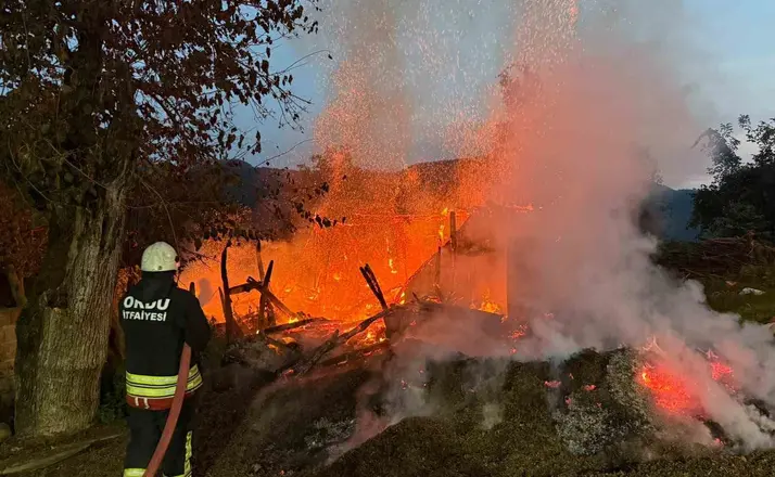 Ordu’da metruk evde yangın
