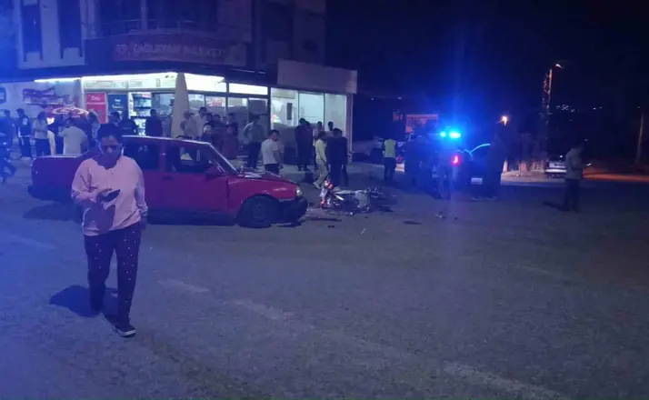 Otomobil ile motosiklet çarpıştı: 3 yaralı
