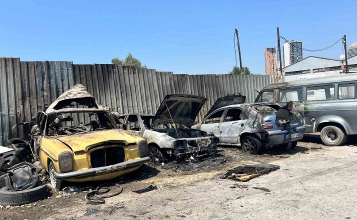 Otomobil yangını diğer araçlara sıçradı: 4 araç küle döndü 