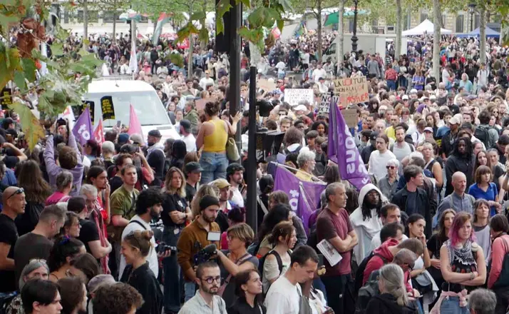 Paris’te binlerce kişi, polis ve jandarmanın silah kullanımına ilişkin yasaya karşı sokaklara döküldü
