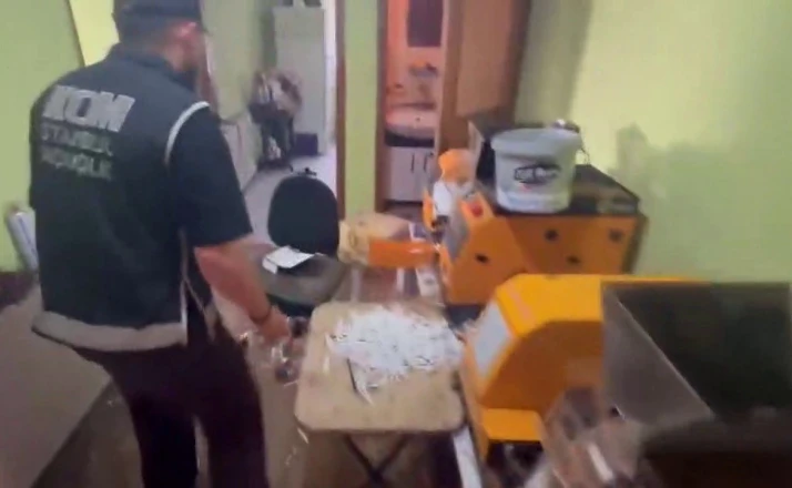 Pendik’te kaçak tütün operasyonu: 440 kilogram tütün ve 328 bin 200 makaron ele geçirildi 