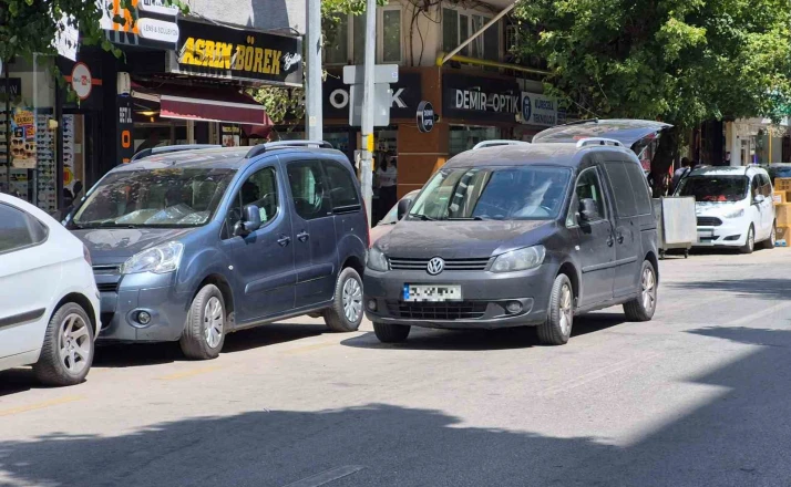 Şair Fuzuli Caddesi çift sıra parktan kurtulamıyor 