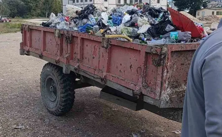 Sakarya Nehri kıyısından 1 günde 1 römork atık toplandı
