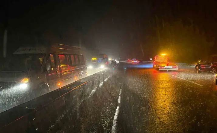Sakarya’da sağanak sonrası yollar göle dönü: Araçlar suda sürüklenerek çarpıştı

