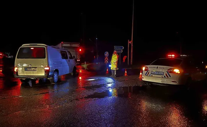 Sakarya’da şiddetli yağışta D-650’de ulaşım durdu, araçlar mahsur kaldı
