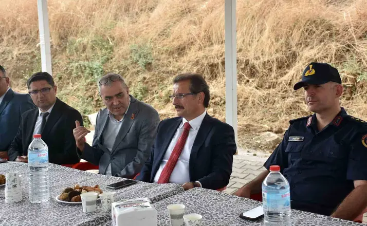 Salihli Kaymakamı Güldoğan, 2 mahallede talepleri yerinde dinledi
