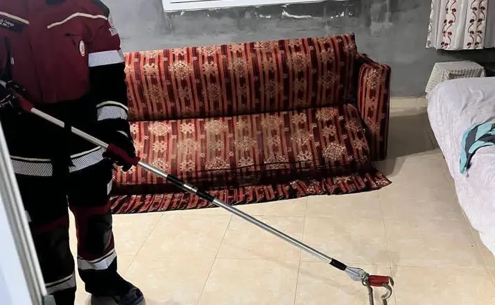Samandağ’da yerleşim yerinde görülen yılan yakalanarak doğaya bırakıldı
