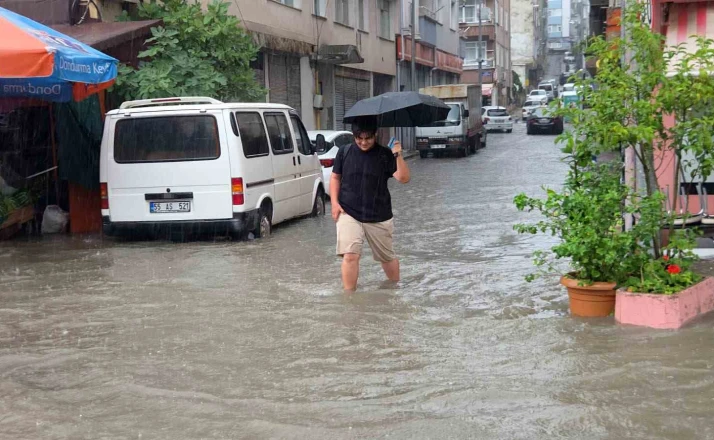 Samsun sağanağa teslim: Canik’te yollar göle döndü 