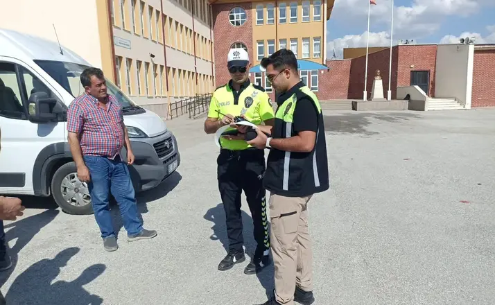 Sandıklı’da okul çevreleri ve öğrenci servisleri denetlendi
