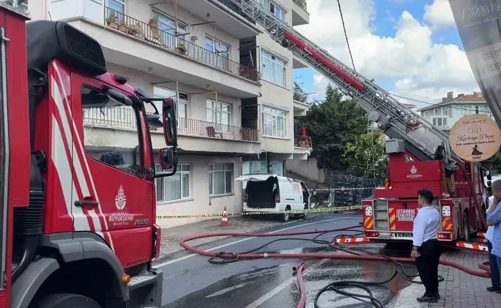 Sarıyer’de korkutan yangın: İki binanın çatısı ile bir araç yandı
