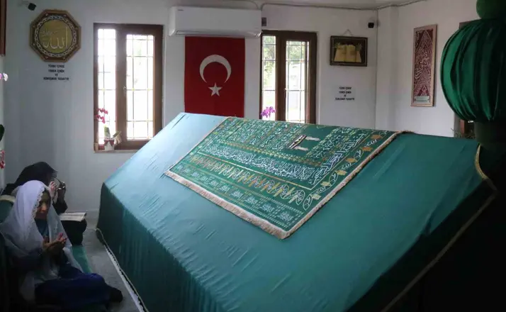 Şehre ve nehre adı verildiği rivayet edilen zatın türbesinde huzur buluyorlar
