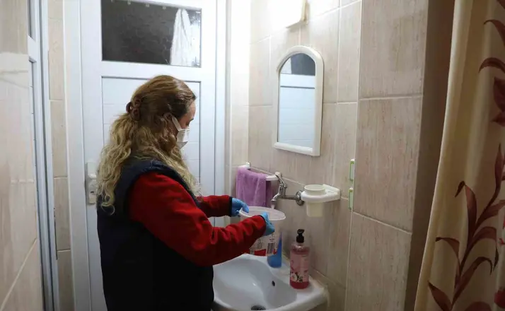 Şehzadeler Belediyesinden ihtiyaç sahiplerine evde temizlik hizmeti
