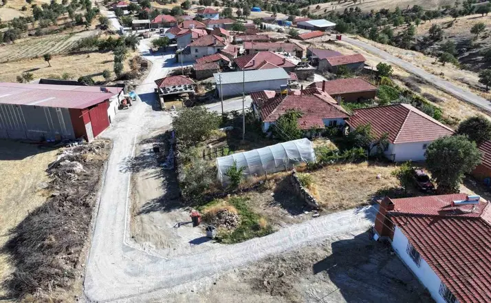 Selendi Gölbaşı’nda yollar ilk kez parke taşına kavuşuyor
