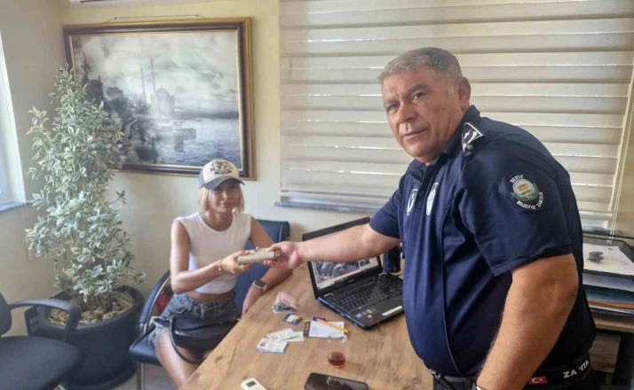 Serik’te zabıta ekipleri buldukları kayıp çantayı sahibine teslim etti 