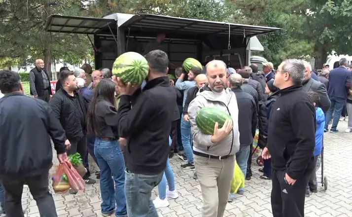 Sezonun son karpuzlarını ücretsiz dağıttı, 5 dakikada tükendi
