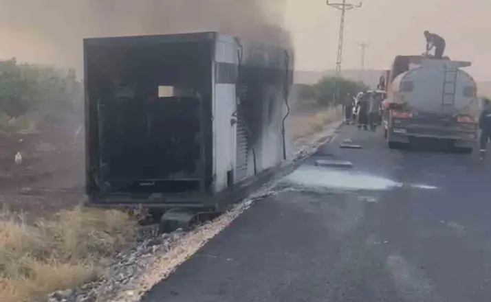 Siirt’te jeneratör taşıyan tır yan yattı, jeneratör alev aldı
