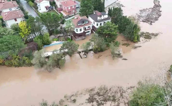 Şile’de göle dönen yollar havadan görüntülendi
