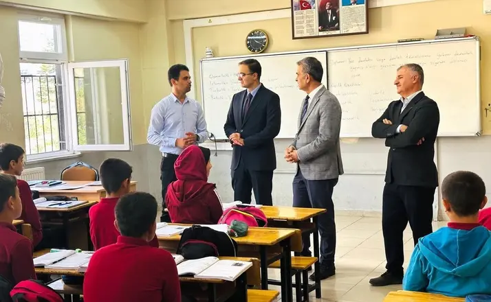 Sincik Kaymakamı Yıldız’dan İmam Hatip Ortaokulu’na ziyaret
