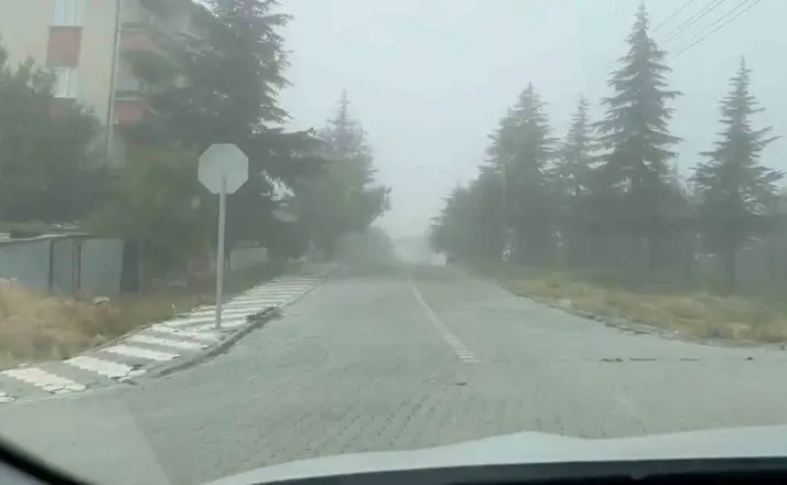 Sivrihisar’da yoğun sis ulaşımı ve günlük yaşamı olumsuz etkiliyor

