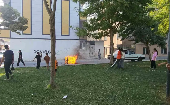 Sokaktaki koltuğu ateşe veren çocuklar sonra söndürmeye çalıştı

