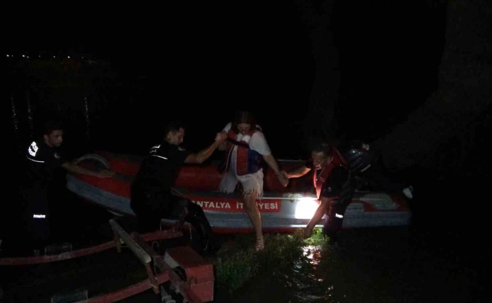 Su seviyesi yükselince adacıkta mahsur kalan genç kız kurtarıldı 