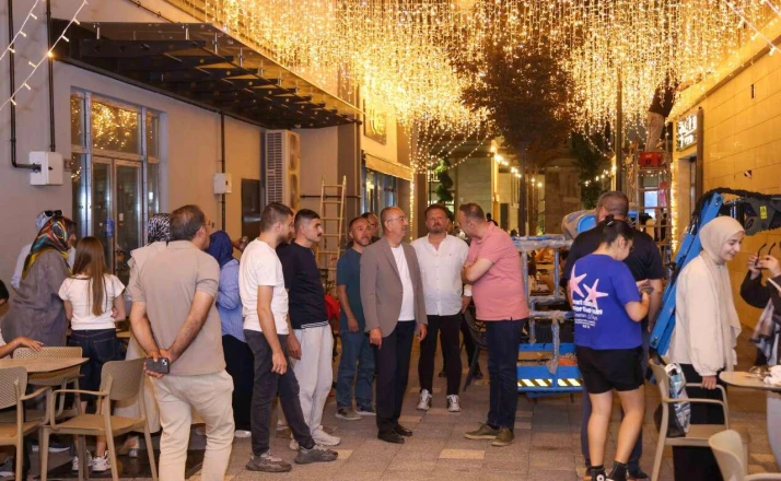 Suriçi Çarşısı geceleri de ışıldıyor