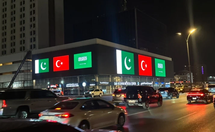Suudi Arabistan’daki simge yapılar, Türkiye, Pakistan ve Suudi Arabistan bayraklarıyla ışıklandırıldı 
