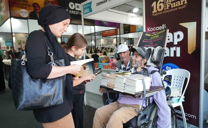 Tek parmağıyla 27 kitap yazdı
