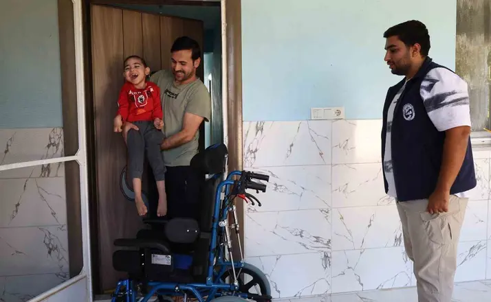 Tekerlekli sandalye sürpriziyle mutlu olan serebral palsili çocuğun gülüşü yürekleri ısıttı
