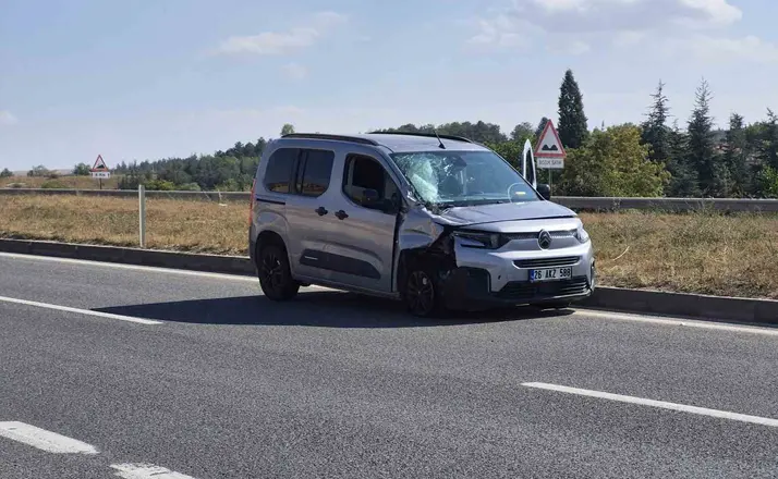 Tıra arkadan çarpan hafif ticari aracın sürücüsü yaralandı
